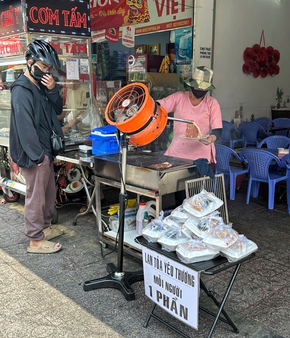 Hôm nay 14 âm lịch, nhiều quán ở TP.HCM tặng cơm chay miễn phí mùa Phật đản- Ảnh 6. Hôm nay 14 âm lịch, nhiều quán ở TP.HCM tặng cơm chay miễn phí mùa Phật đản- Ảnh 6.