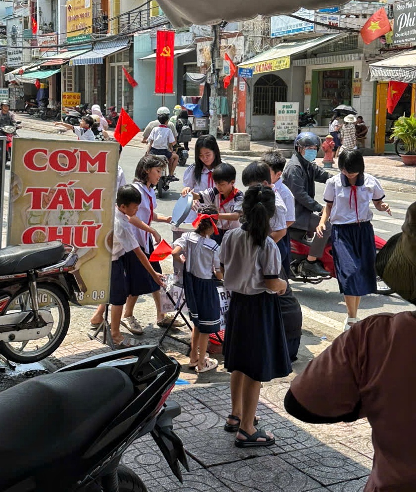 Hôm nay 14 âm lịch, nhiều quán ở TP.HCM tặng cơm chay miễn phí mùa Phật đản- Ảnh 7. Hôm nay 14 âm lịch, nhiều quán ở TP.HCM tặng cơm chay miễn phí mùa Phật đản- Ảnh 7.