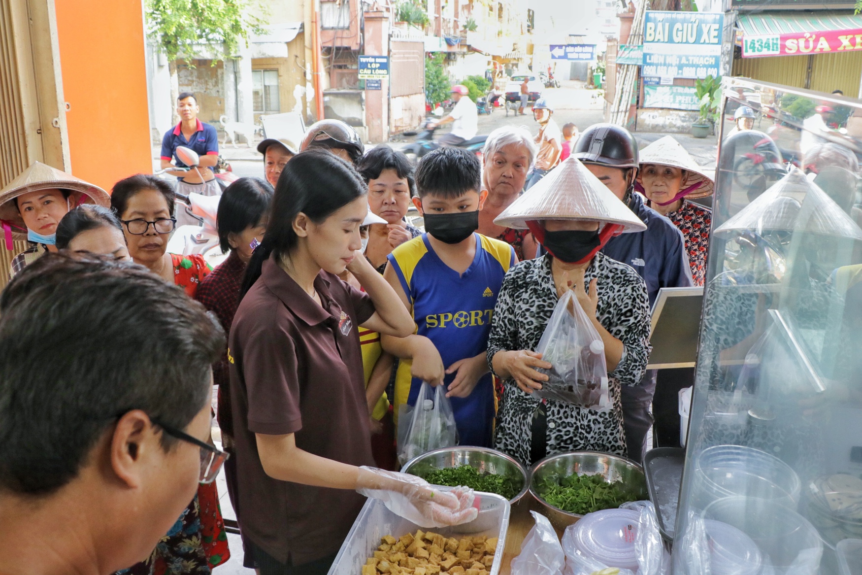 Nhận cơm chay miễn phí ở TP . HCM dịp lễ Phật đản cho mọi người - Ảnh 2. Nhận cơm chay miễn phí ở TP . HCM dịp lễ Phật đản cho mọi người - Ảnh 2.