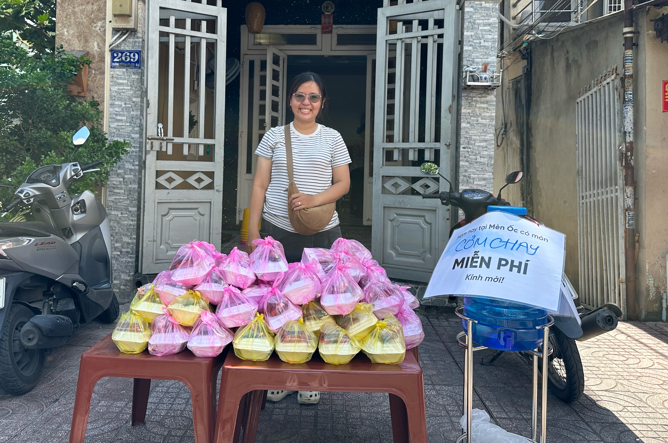 Nhận cơm chay miễn phí ở TP . HCM dịp lễ Phật đản cho mọi người - Ảnh 9. Nhận cơm chay miễn phí ở TP . HCM dịp lễ Phật đản cho mọi người - Ảnh 9.