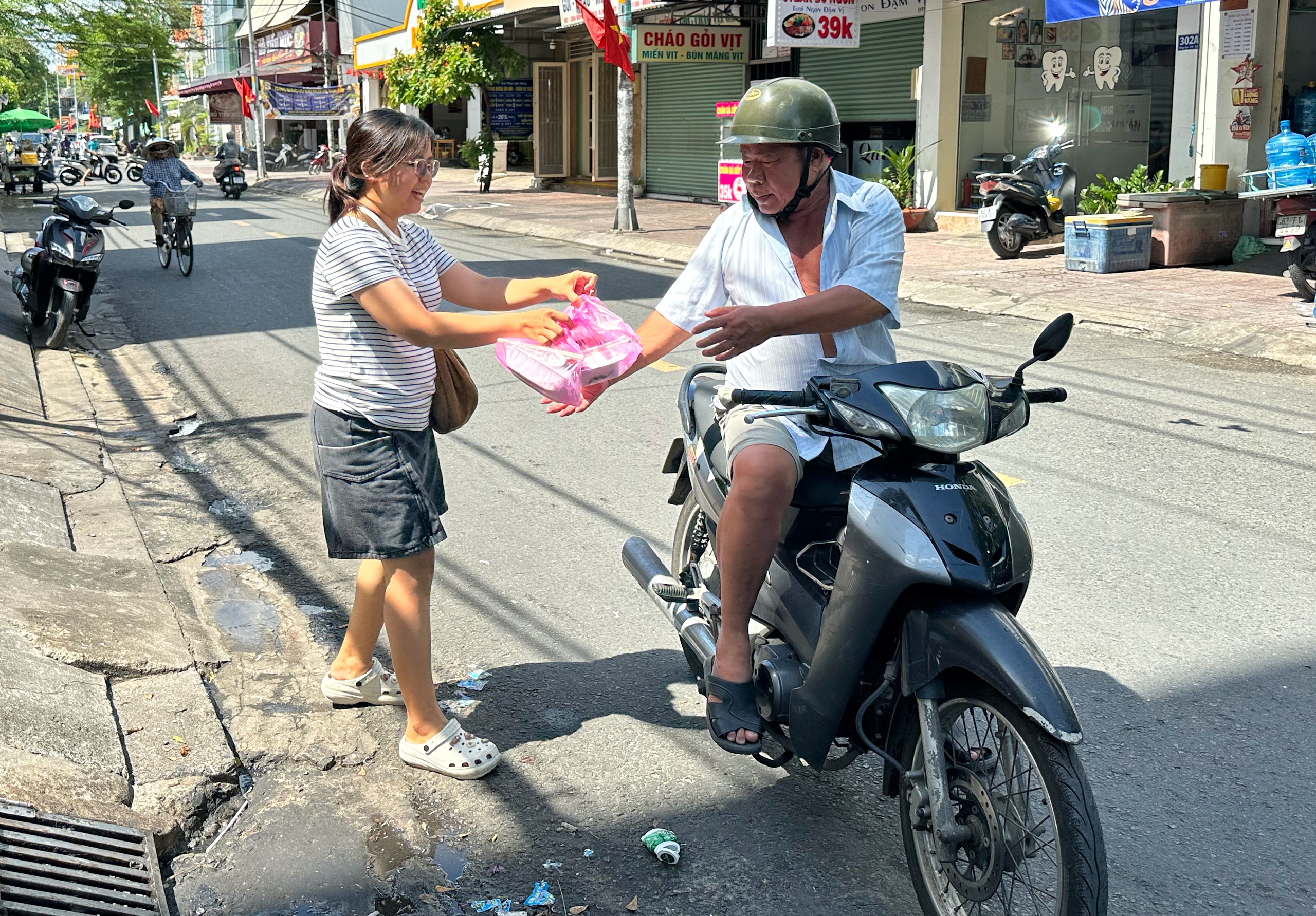 Nhận cơm chay miễn phí ở TP . HCM dịp lễ Phật đản cho mọi người - Ảnh 10. Nhận cơm chay miễn phí ở TP . HCM dịp lễ Phật đản cho mọi người - Ảnh 10.