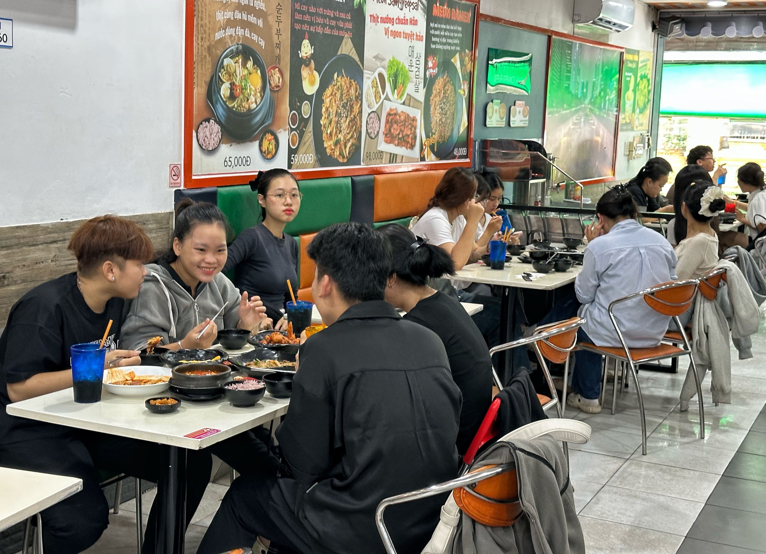Chủ quán TP.HCM 'để ý' chuyện cắt móng tay, đeo trang sức sau đề xuất phạt mới - Ảnh 1. Chủ quán TP.HCM 'để ý' chuyện cắt móng tay, đeo trang sức sau đề xuất phạt mới - Ảnh 1.