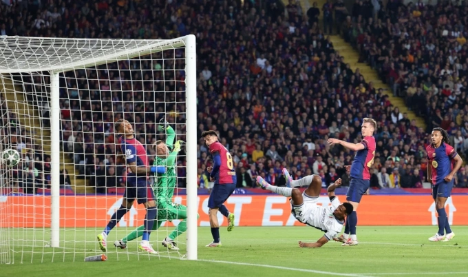 Denzel Dumfries (áo trắng) quăng người vô-lê, nâng tỷ số lên 2-0 cho Inter trong trận hòa Barca 3-3. Ảnh: AFP