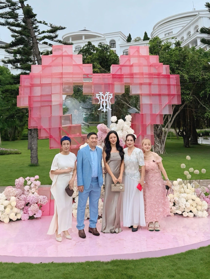 Ca sĩ Văn Mai Hương (giữa) bên nhiều người khách dự lễ cưới ca sĩ Hồ Quỳnh Hương, vào chiều 15/5 ở đảo Rều. Ảnh: Nhân vật cung cấp