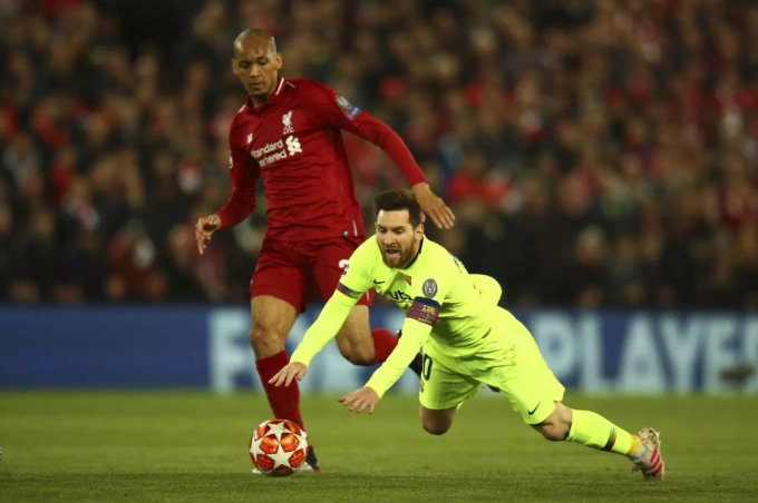 Lionel Messi ngã khi tranh chấp với Fabinho trong trận Barca thua Liverpool 0-4 ở lượt về bán kết Champions League trên sân Anfield ngày 7/5/2019. Ảnh: AP