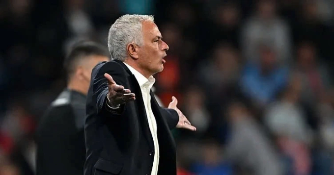 Mourinho trong trận Fenerbahce thắng Basaksehir trên sân Fatih Terim, quận Basaksehir, thành phố Istanbul, Thổ Nhĩ Kỳ tối 9/5/2025. Ảnh: Sabah