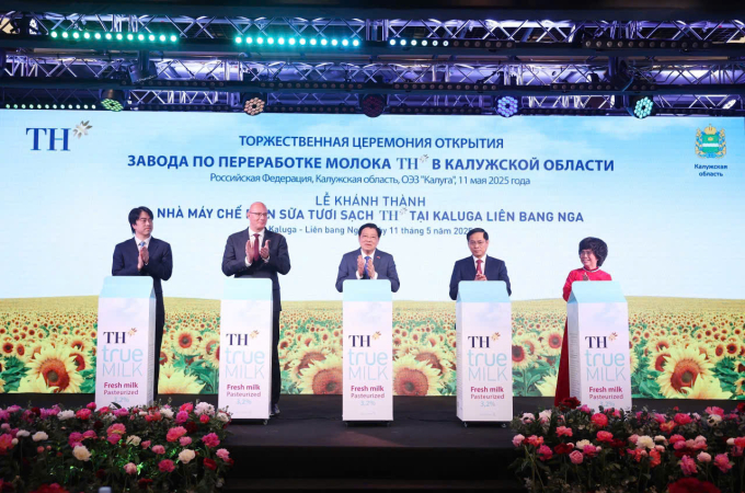 Nghi thức nhấn nút khánh thành nhà máy tại Moscow. Ảnh: TH