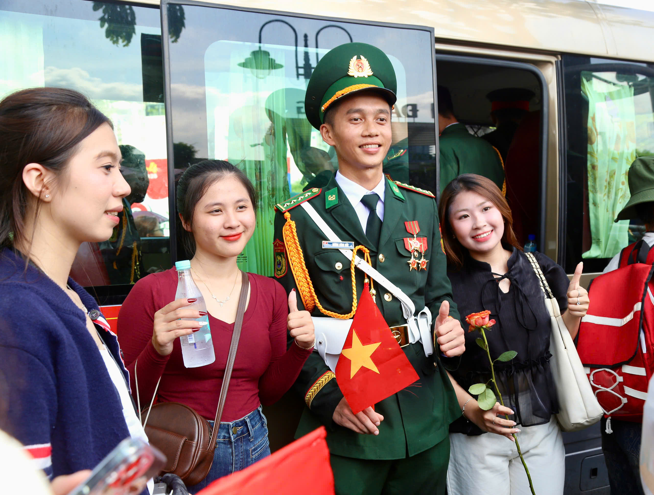 diễu binh - Ảnh 1.
