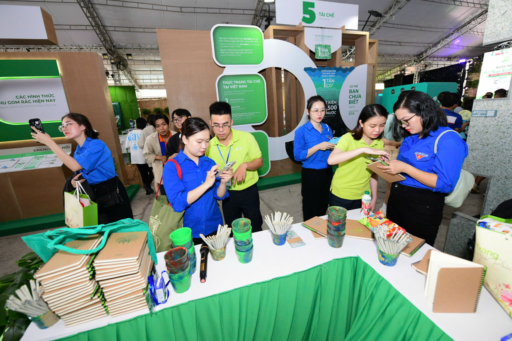 Người tiêu dùng trẻ thúc đẩy doanh nghiệp chuyển đổi xanh - Ảnh 2.