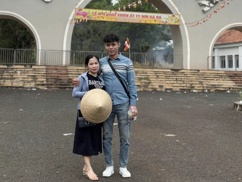 Anh công nhân nổi tiếng nhờ clip nấu ăn triệu view trên mạng xã hội - Ảnh 2. Anh công nhân nổi tiếng nhờ clip nấu ăn triệu view trên mạng xã hội - Ảnh 2.