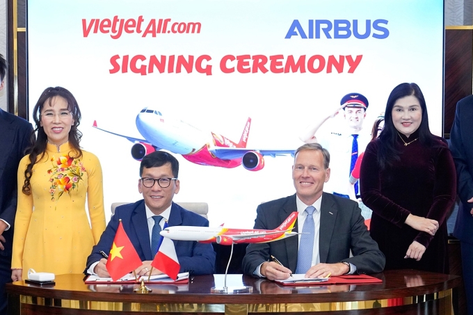 Đại diện của Vietjet (bên phải) và đại diện Airbus. Ảnh: Vietjet