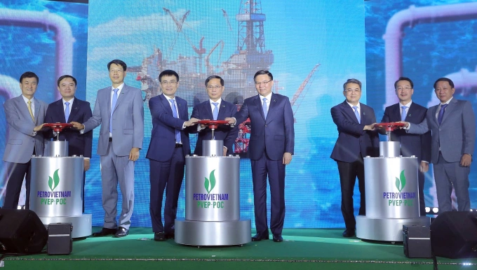 Phó thủ tướng Bùi Thanh Sơn cùng lãnh đạo PVN tại lễ đón dòng dầu thương mại đầu tiên ở TP HCM. Ảnh: PVN