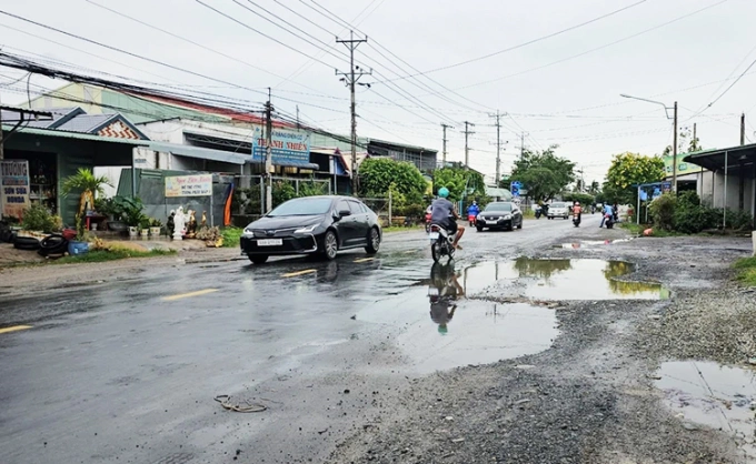Quốc lộ 62 nhỏ hẹp, sau nhiều năm đưa vào sử dụng hiện nhiều đoạn đã xuống cấp. Ảnh: Huỳnh Du