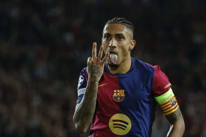 Raphinha mừng cú hat-trick trong trận Barca thắng Bayern 4-1 ở vòng bảng Champions League ngày 23/10/2024. Ảnh: AP
