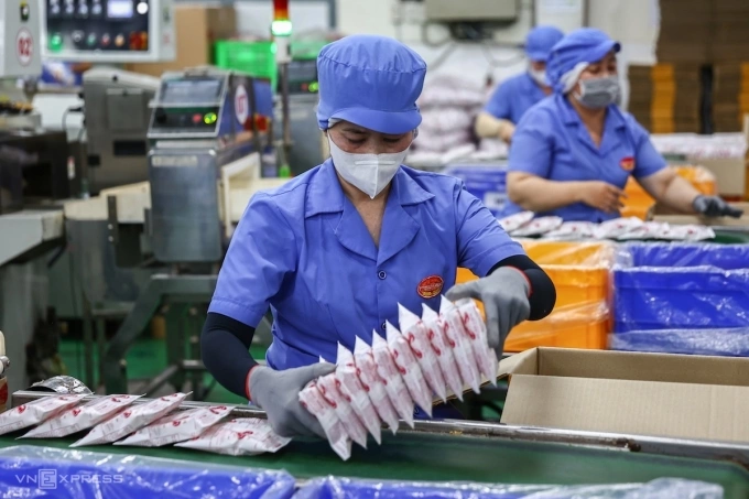 Công nhân sản xuất mì ăn liền tại Công ty cổ phần lương thực thực phẩm Colusa - Miliket ở TP Thủ Đức, TP HCM, tháng 3/2025. Ảnh: Quỳnh Trần