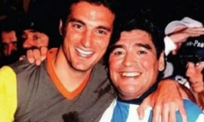 Lionel Scaloni (trái) và Diego Maradona ở Argentina những năm 1990. Ảnh: Marca