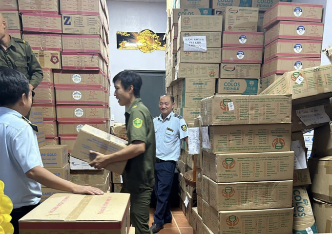 Lực lượng chức năng kiểm tra lô sữa không rõ nguồn gốc tại Long An, ngày 23/5. Ảnh: DMS