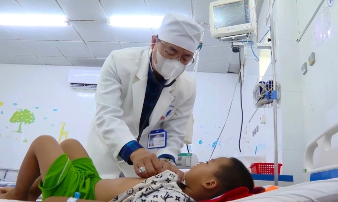 Bác sĩ thăm khám cho một trường hợp ăn nhầm thuốc diệt chuột. Ảnh: Bệnh viện đa khoa tỉnh Bạc Liêu