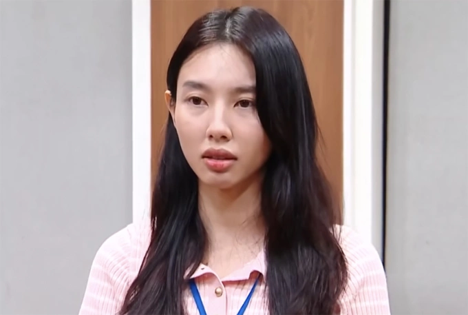 Hoa hậu Thùy Tiên tại cơ quan điều tra. Ảnh: VTV