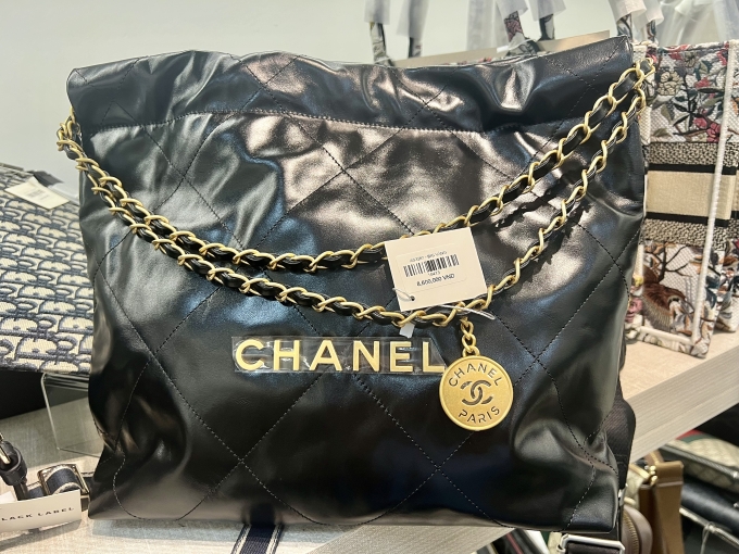 Túi Chanel 22 được bán tại Black Label shop có giá niêm yết 8,6 triệu đồng. Ảnh: QLTT