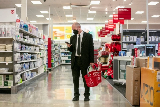 Khách hàng trong một siêu thị của Target ở Illinois (Mỹ). Ảnh: Reuters