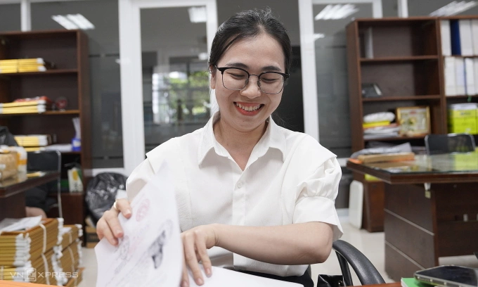Công chức làm việc tại bộ phận một cửa, Trung tâm Hành chính TP Đà Nẵng, tháng 3/2025. Ảnh: Nguyễn Đông