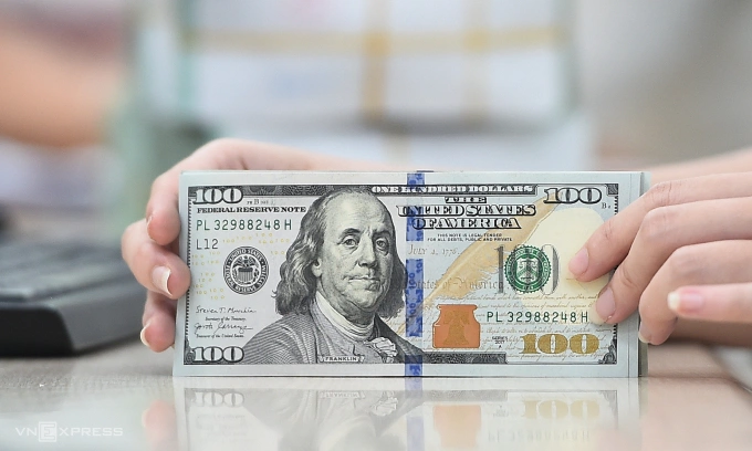 Giao dịch USD tại một ngân hàng ở TP HCM. Ảnh: Thanh Tùng