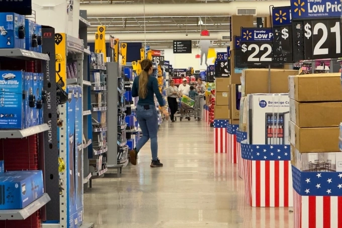Bên trong một siêu thị của Walmart ở Oceanside (California). Ảnh: Reuters