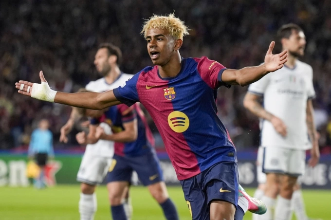 Lamine Yamal mừng bàn trong trận Barca hòa Inter 3-3 ở lượt đi bán kết Champions League trên sân Montjuic, Barcelona ngày 30/4. Ảnh: AP