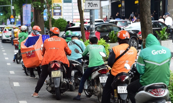 Tài xế công nghệ đón khách, giao hàng trên đường Lý Tự Trọng, quận 1, TP HCM, năm 2023. Ảnh:Thanh Tùng