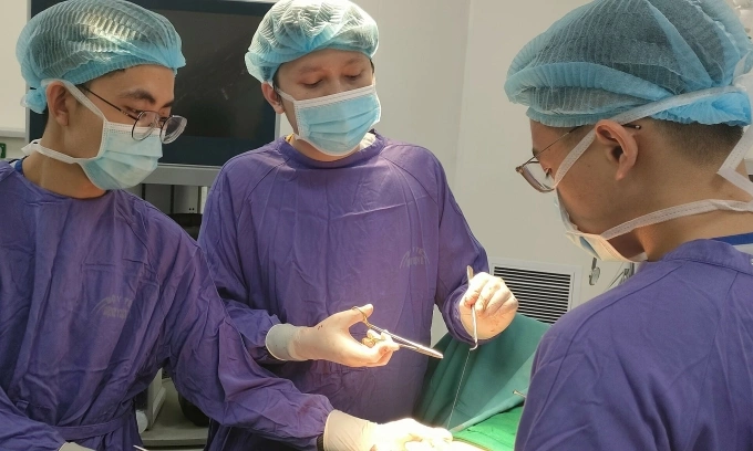 Bác sĩ Khải và kíp đang can thiệp cho một bệnh nhân. Ảnh: Bác sĩ cung cấp