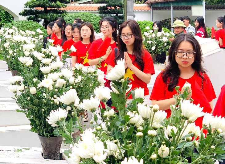 Hàng vạn người hành hương về Ngã ba Đồng Lộc - Ảnh 1.