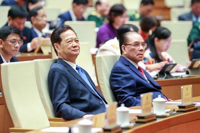 Nguyên Tổng Bí thư Nông Đức Mạnh (phải) và nguyên Thủ tướng Nguyễn Tấn Dũng dự phiên khai mạc kỳ họp. Ảnh: Hoàng Phong