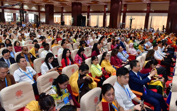 Hàng nghìn đại biểu, phái đoàn từ 85 quốc gia và vùng lãnh thổ dự lễ khai mạc đại lễ Vesak 2025 tại học viện Phật giáo TP HCM. Ảnh: Thanh Tùng