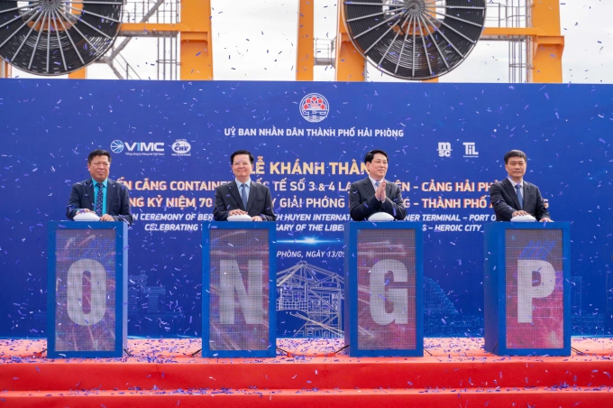 Chủ tịch nước Lương Cường bấm nút khánh thành hai bến cảng số 3 và 4 Lạch Huyện. Ảnh: Lê Tân