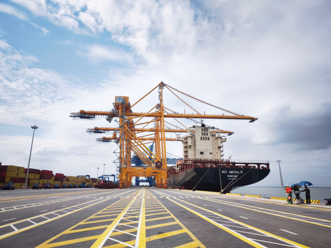 Hai bến 750m, độ sâu -16m, đủ khả năng tiếp nhận tàu mẹ 165.000 DWT (14.000 TEUs) và tàu 200.000 DWT giảm tải. Ảnh: Lê Tân