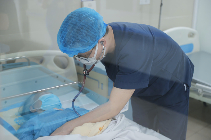 Bác sĩ chăm sóc cho bệnh nhân Covid đang điều trị tại Bệnh viện đa khoa Thanh Nhàn. Ảnh: Bệnh viện cung cấp