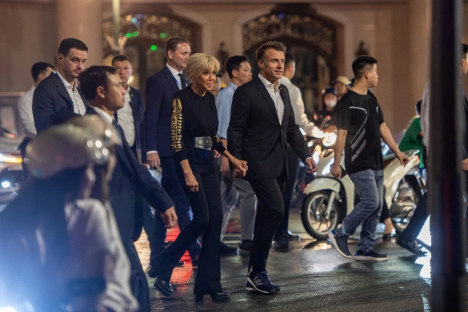 Tổng thống Pháp Emmanuel Macron và phu nhân Brigitte dạo phố cổ Hà Nội tối 26/5. Ảnh: Đức Anh