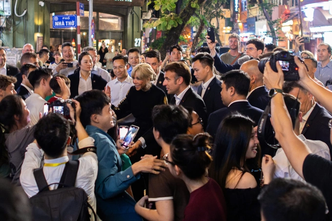 Tổng thống Pháp Emmanuel Macron và phu nhân Brigitte giao lưu với người dân ở phố cổ tối 26/5. Ảnh: Đức Anh