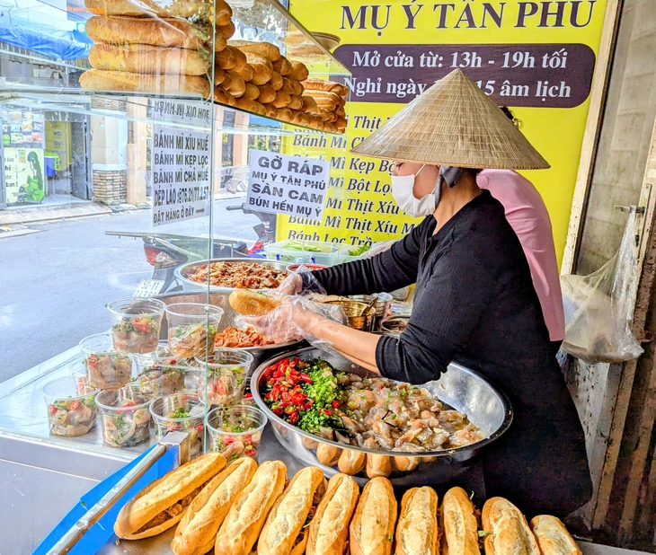 Bánh mì bột lọc Mụ Ý nóng hổi, đẫm xốt, đậm hương vị Huế giữa lòng Sài Gòn - Ảnh 1. bánh mì bột lọc - Ảnh 1.