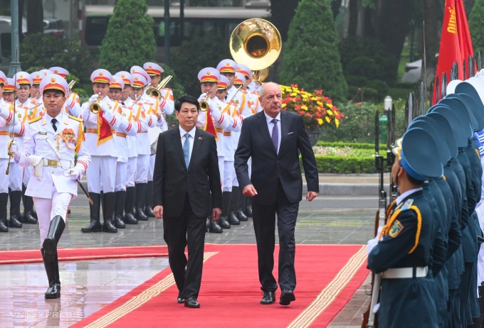 Chủ tịch nước Lương Cường và Tổng thống Hungary Sulyok Tamas duyệt đội danh dự tại Phủ Chủ tịch ngày 28/5. Ảnh: Giang Huy