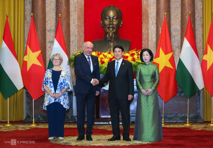 Chủ tịch nước Lương Cường cùng phu nhân và Tổng thống Hungary Sulyok Tamas cùng phu nhân tại Phủ Chủ tịch ngày 28/5. Ảnh: Giang Huy