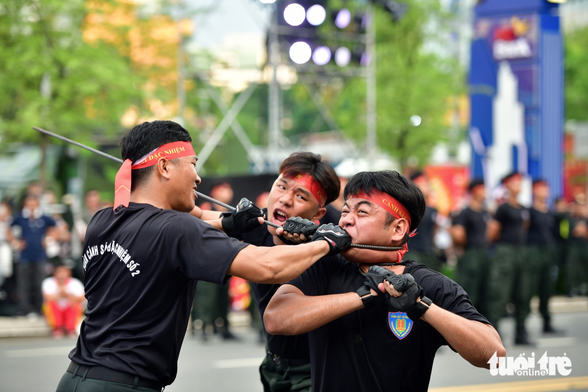 Cảnh sát cơ động - Ảnh 13.