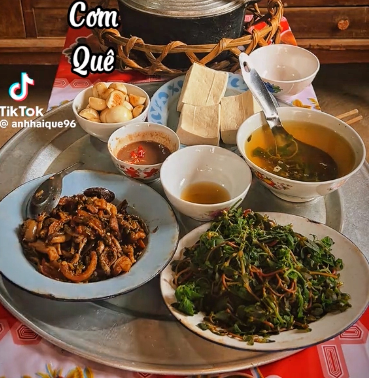 Cơm quê triệu view: Chàng trai Hải Phòng gợi ký ức tuổi thơ qua món ăn dân dã - Ảnh 1. Cơm quê triệu view: Chàng trai Hải Phòng gợi ký ức tuổi thơ qua món ăn dân dã - Ảnh 1.