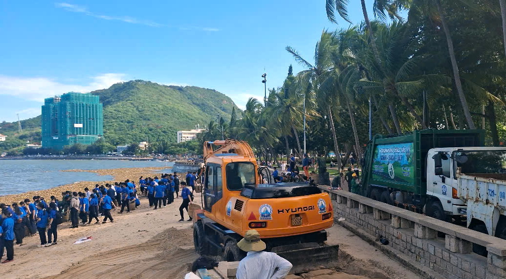 Lớp lớp rác thải nhựa theo lục bình dạt vào biển Vũng Tàu - Ảnh 2.