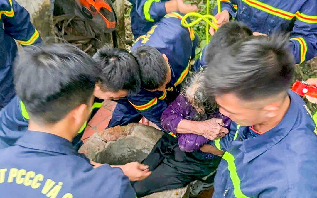 Cứu hộ thành công cụ bà 81 tuổi rơi xuống giếng nước - Ảnh 1. Cứu hộ thành công cụ bà 81 tuổi rơi xuống giếng nước - Ảnh 1.
